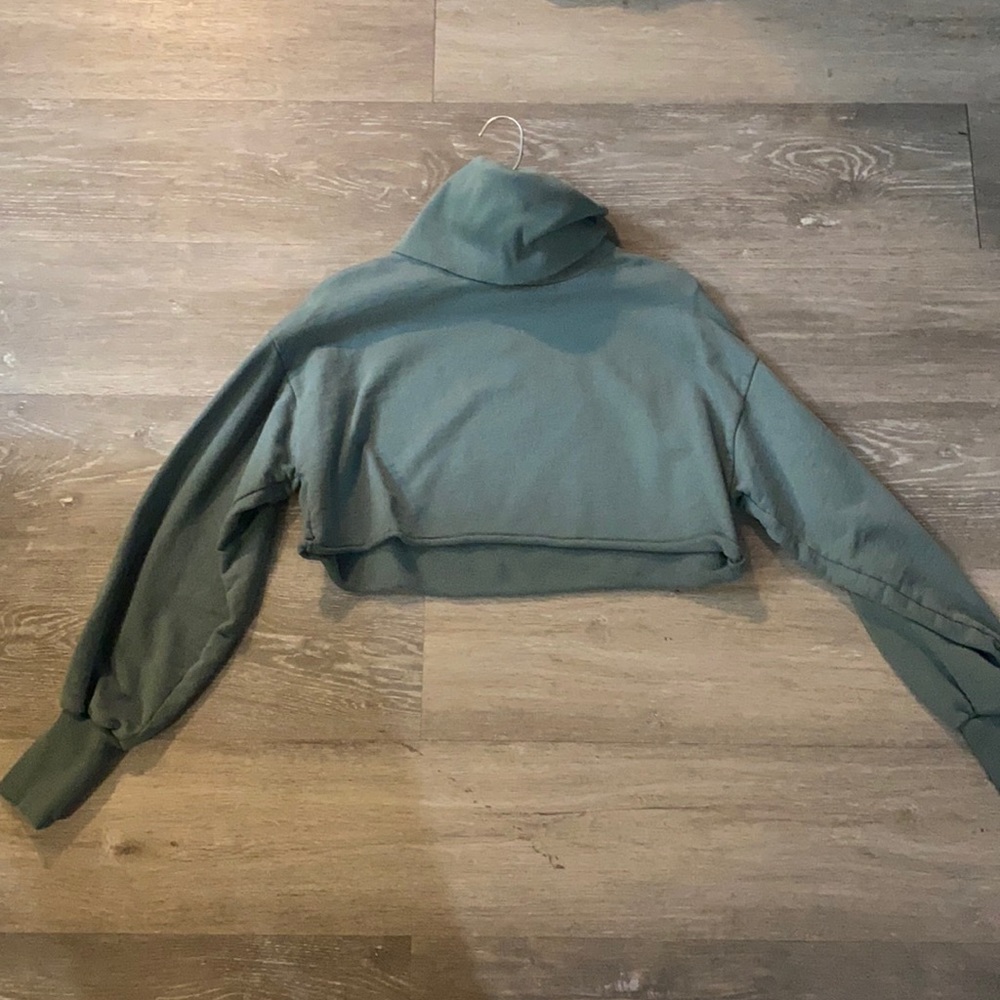 Crop top sweatshirt! Never been worn!
